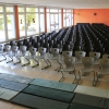 Die Aula, bestuhlt für eine Aufführung, steht sonst als Pausenhalle zur Verfügung