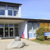 Die Weltkugel begrüßt alle Eintretenden vor dem Eingang der Grundschule Weidhausen