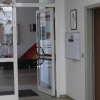 Im Anbau befinden sich das Sekretariat, das Schulleiter- und das Lehrerzimmer