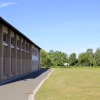 An das Gebäude der Schule grenzt die Schulsporthalle...