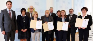 Grundschulen aus dem Bezirk Oberfranken (1 v. 2) erhalten von Staatssekretär Georg Eisenreich im Bayerischen Kultusministerium die Urkunde mit der Ernennung zur Flexiblen Grundschule.