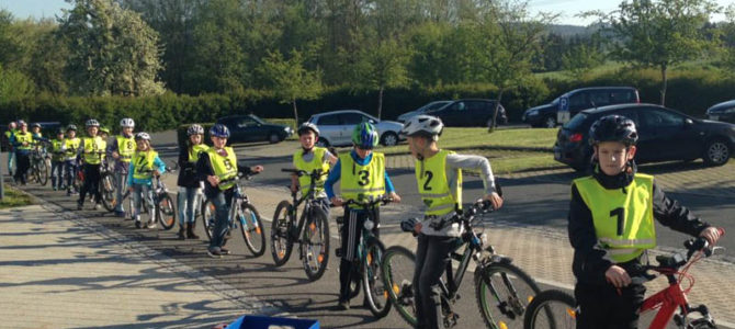 Viertklässler fahren in der Verkehrswirklichkeit