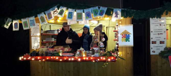 Bildungshaus-Eltern und -Kinder gestalteten Adventsmarkt mit