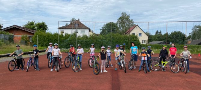 Verkehrserziehung an der Grundschule Weidhausen: Mit dem Fahrrad über den Schulhof