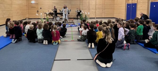 Mitmachtheaterstück „BABbel“ bei uns in der Schulturnhalle